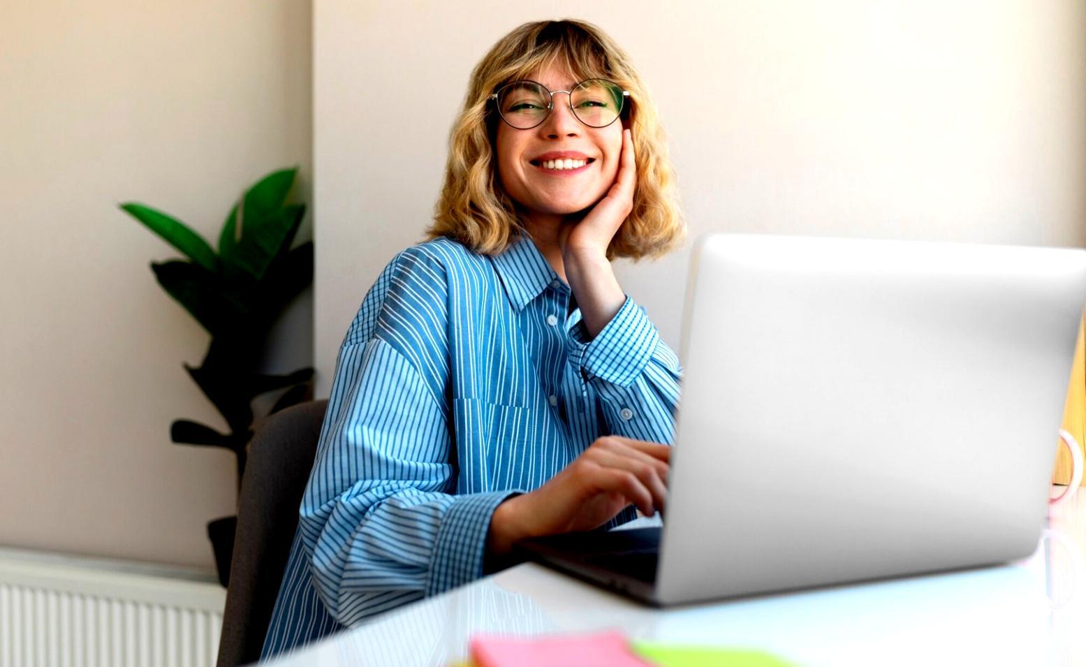 Personne travaillant sur ses finances personnelles avec un ordinateur et des documents