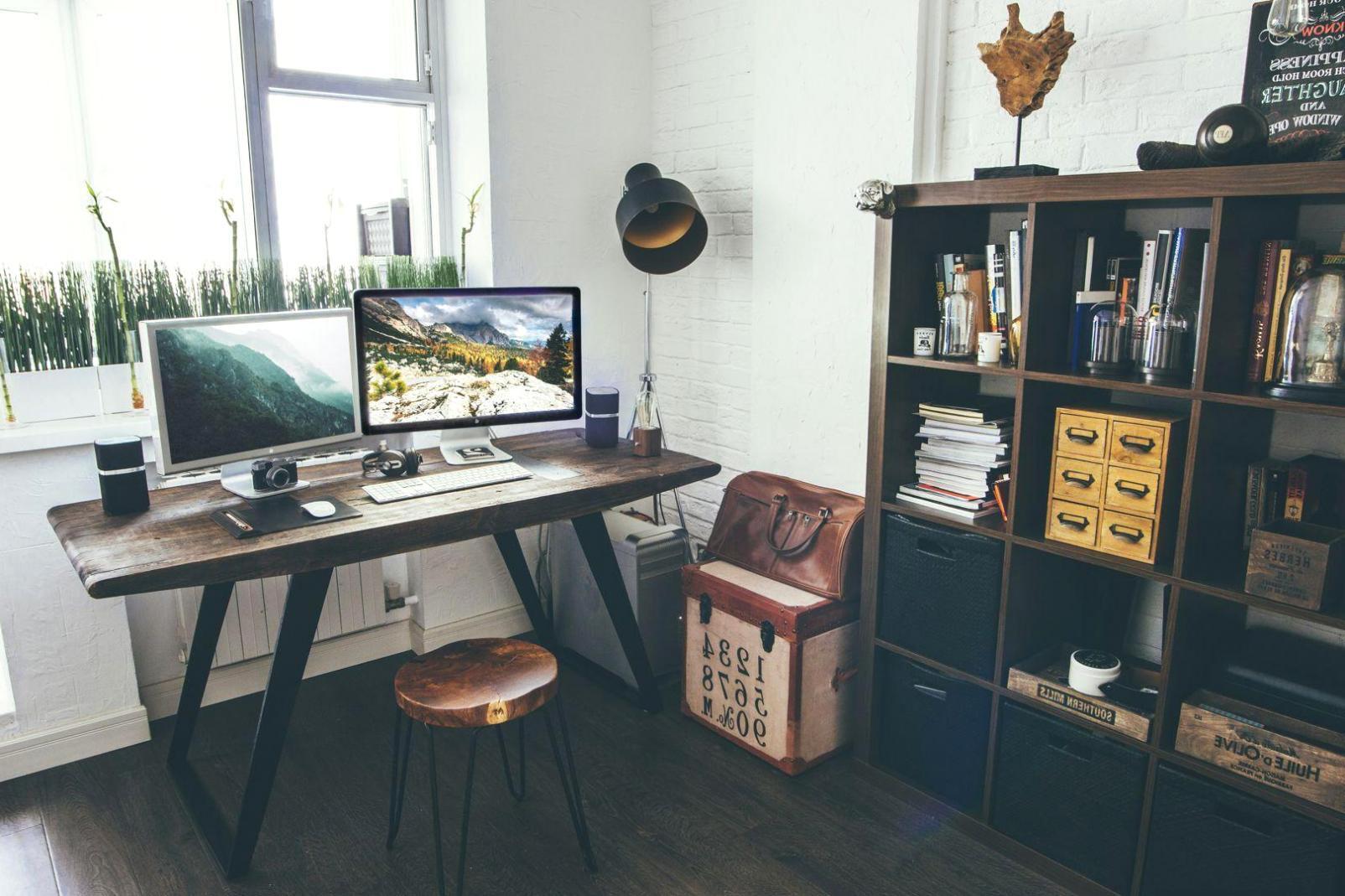 Bureau avec documents financiers et calculatrice