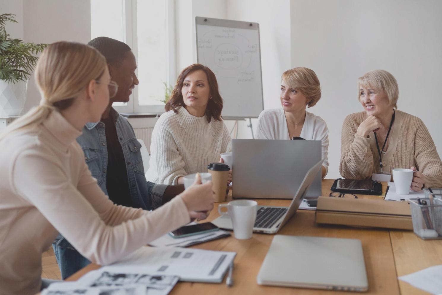 Groupe de personnes participant à un atelier de gestion budgétaire